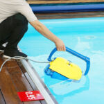 تنظيف وصيانة المسابح بعقود معتمدة